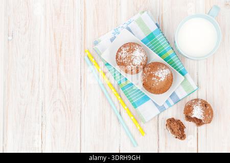 Tazza di latte e torte Foto Stock