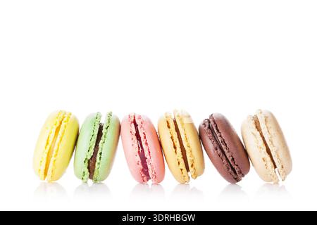 Amaretti colorati. Dolce macarons. Isolato su sfondo bianco Foto Stock