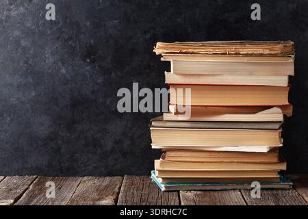 Libri antichi di fronte classroom chalk board. Torna a scuola con il concetto di spazio di copia Foto Stock