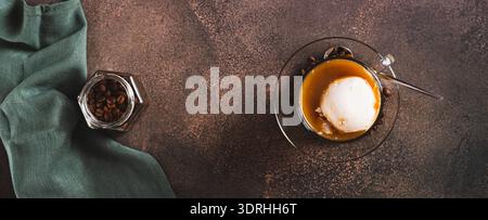 Caffè espresso affogato con gelato alla vaniglia in una tazza sul banner Web con vista dall'alto del tavolo Foto Stock