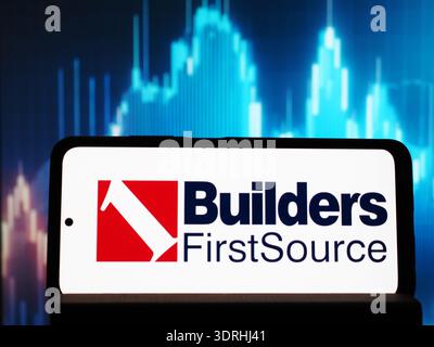 In questa illustrazione fotografica, il logo Builders FirstSource, Inc. Visualizzato su uno smartphone. Foto Stock