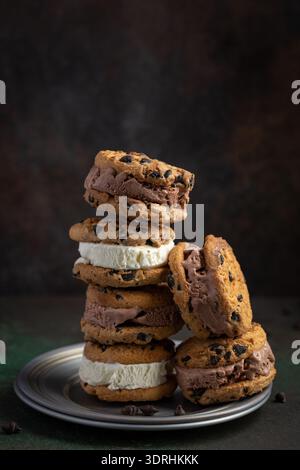 Panino con gelato e biscotti con gocce di cioccolato Foto Stock