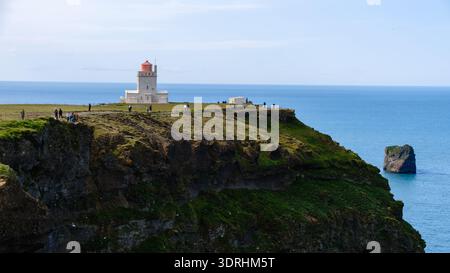 I visitatori potranno ammirare panorami mozzafiato dalle scogliere vicino al faro di Dyrholaey, affacciate sul vivace blu dell'Oceano Atlantico. T Foto Stock