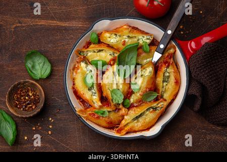Ricotta e spinaci ripieni di guscio con salsa di pomodoro Foto Stock