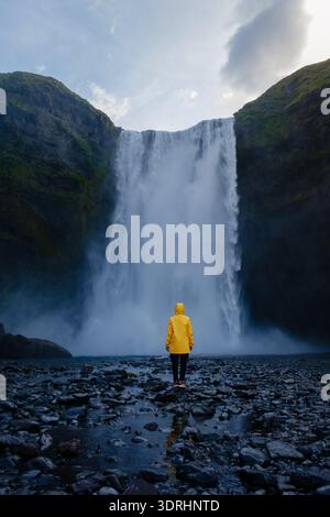 Esplora la maestosa cascata Skogafoss in Islanda in una giornata nebbiosa Foto Stock