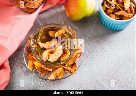 Composta dolce con mele secche in una tazza sul tavolo Foto Stock