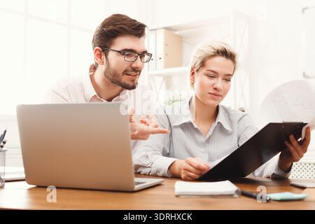 Collage di due persone che discutono di lavorare in un ambiente Office durante le ore diurne Foto Stock
