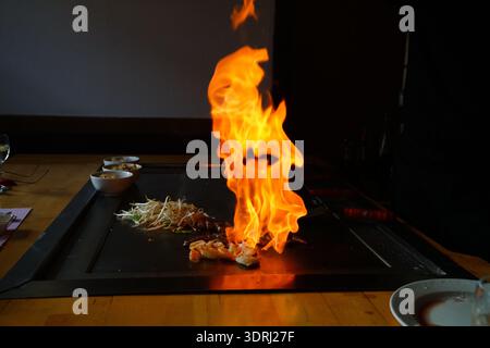 Giapponese tradizionale. Spettacolo Teppan. cucina di tutto il mondo Foto Stock