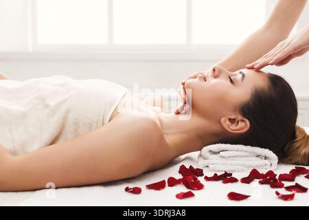 Collage di rilassanti attività Spa con una donna che riceve un trattamento viso Foto Stock