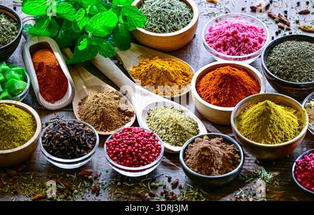 Composizione con assortimento di spezie ed erbe aromatiche Foto Stock