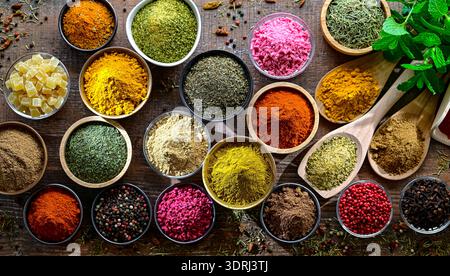 Composizione con assortimento di spezie ed erbe aromatiche Foto Stock