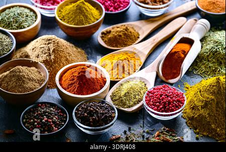 Composizione con assortimento di spezie ed erbe aromatiche Foto Stock
