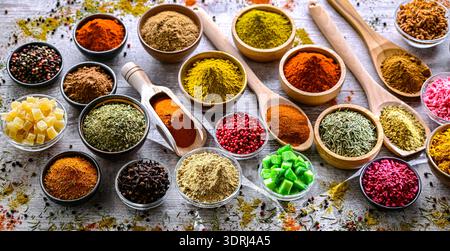 Composizione con assortimento di spezie ed erbe aromatiche Foto Stock