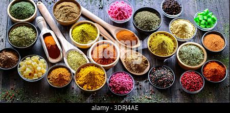Composizione con assortimento di spezie ed erbe aromatiche Foto Stock