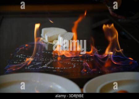 Giapponese tradizionale. Spettacolo Teppan. cucina di tutto il mondo Foto Stock