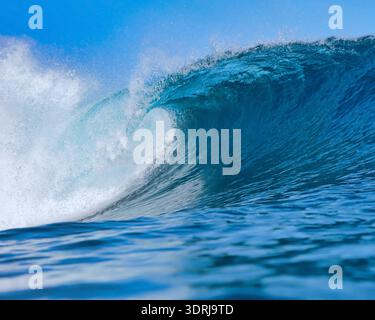 Onde potenti che si infrangono nel mare. Vista ravvicinata dall'acqua Foto Stock