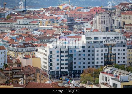 Vista da via Rua Damasceno Monteiro nei quartieri Graca di Lisbona, Portogallo, con il Convento di Carmo, il Mundial Hotel e l'ascensore di Santa Justa Foto Stock