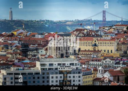 Lisbona, Portogallo - 6 novembre 2018: Vista da via Rua Damasceno Monteiro nella zona di Graca di Lisbona Foto Stock