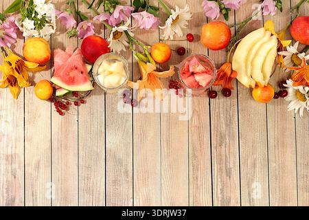 Natura morta con fiori gigli, menta, malva, margherite, mele, meloni, ciliegie e anguria su un tavolo soleggiato, fiore astratto Foto Stock