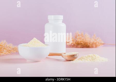 Polvere di proteine di collagene idrolizzate nel recipiente sul tavolo Foto Stock