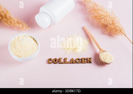 Polvere di collagene in un recipiente, cucchiaio e un bicchiere d'acqua sul tavolo Foto Stock