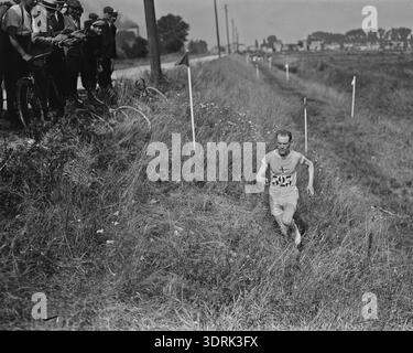 12 luglio 1924, Colombes, Francia. Paavo Nurmi è stato rallegrato durante il passaggio della gara di fondo di 10 km dei Giochi Olimpici di Parigi del 1924, Foto Stock