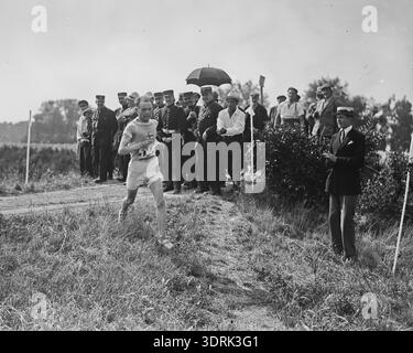 12 luglio 1924, Colombes, Francia. Paavo Nurmi è stato rallegrato durante il passaggio della gara di fondo di 10 km dei Giochi Olimpici di Parigi del 1924, Foto Stock
