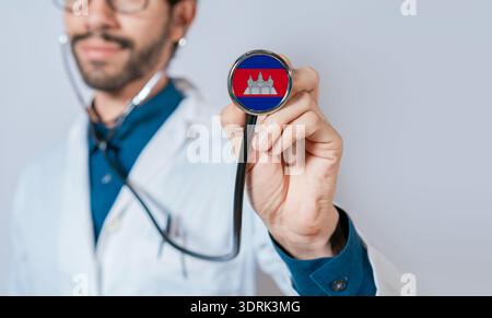 Medico con stetoscopio con bandiera cambogiana. Concetto di salute e assistenza in Cambogia, bandiera cambogiana su stetoscopio Foto Stock