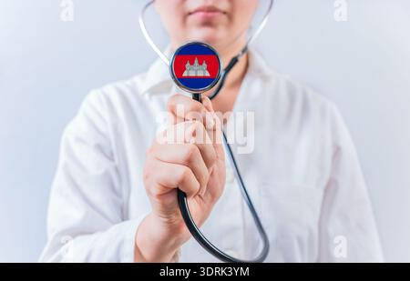Medico donna con stetoscopio con bandiera cambogiana. Sistema sanitario nazionale della Cambogia Foto Stock