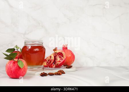 Composizione per le festività ebraiche Rosh Hashanah, stendardo autunnale con miele, mele, melograni su sfondo chiaro, greetin autunnale Foto Stock