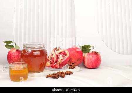 Composizione per le festività ebraiche Rosh Hashanah, stendardo autunnale con miele, mele, melograni su sfondo chiaro, greetin autunnale Foto Stock