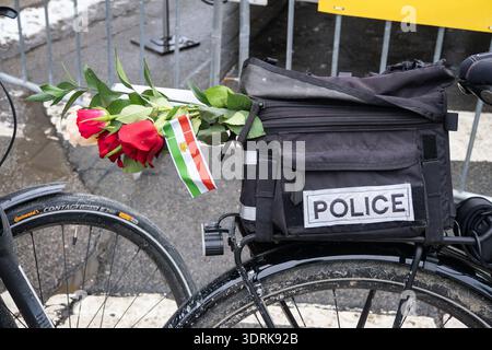 Fiori che sono stati dati alla polizia dai manifestanti per gratitudine durante una massiccia manifestazione per la libertà per l'Iran il 14 febbraio 2026. Foto Stock