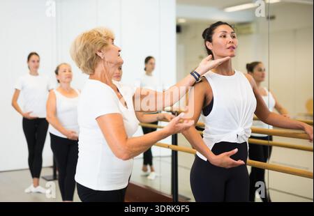 Le donne che addestrano il balletto si muove con l'addestratore Foto Stock