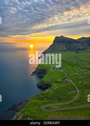 Tramonto mozzafiato sulla cascata Mulafossur a Gasadalur, Isole Faroe Foto Stock