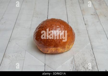 Primo piano della base di una padella, concentrandosi sul grado di tostatura e colorazione sul lato inferiore, i Foto Stock