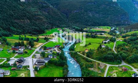 Vista aerea mozzafiato di Fortun Norway, con paesaggi lussureggianti e tortuosi fiumi Foto Stock