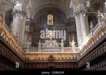 Vista interna della Cattedrale di Jaén con recinzione del coro intagliato, colonne in pietra e vetrate colorate a Jaén, Spagna. Foto Stock
