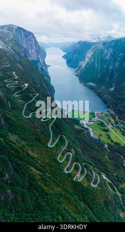 Tortuose strade di montagna sopra lo splendido Lysefjord a Lysebotn, Norvegia Foto Stock