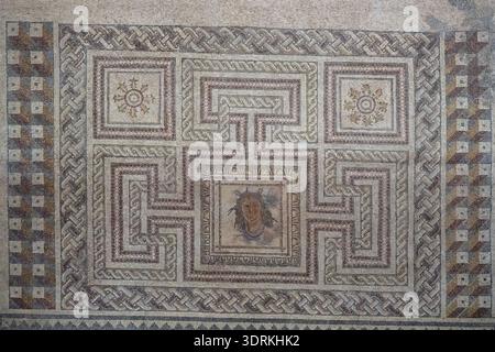 Jaen, Spagna - 28 ottobre 23: Mosaico geometrico romano con un pezzo centrale della testa di Medusa, esposto al Museo Provincial de Jaén di Jaén, Andalusia, Spa Foto Stock