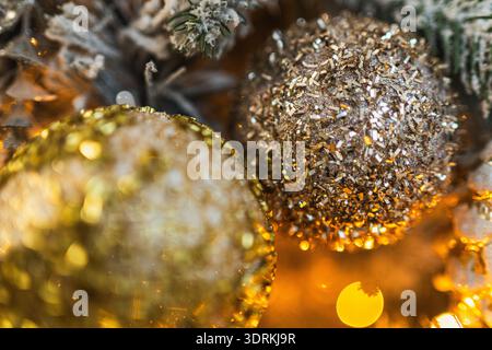 Buon Natale, buone feste. Palla decorativa con ornamenti in argento dorato, luci sfocate della ghirlanda su Chris decorato in stile classico Foto Stock