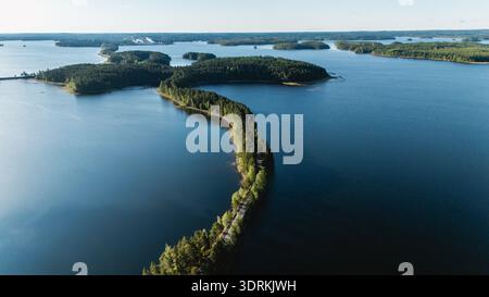Splendida vista aerea della tortuosa Punkaharju esker Road nella tranquilla natura delle Finlands Foto Stock