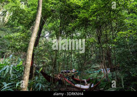 Persone che si rilassano sul ponte Huyu, Emeishan, prefettura di Leshan, Sichuan, Repubblica Popolare Cinese, Asia Foto Stock