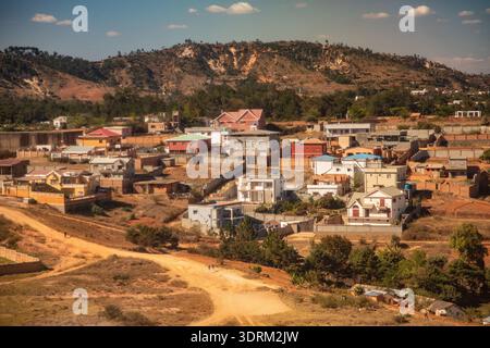 Antananarivo, Madagascar - 5 ottobre 2023: Vista panoramica dell'area residenziale con case e montagne sullo sfondo Foto Stock