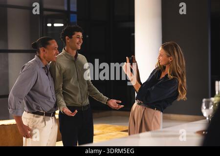Colleghi che si divertono dopo il lavoro, donne che catturano momenti divertenti con lo smartphone. Lavoro di squadra, celebrazione, amicizia, camarad Foto Stock