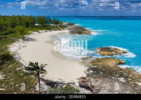 Vista aerea della spiaggia di Forbes Hill con dolci onde sul Great Exuma a Exumas, Bahamas. Foto Stock