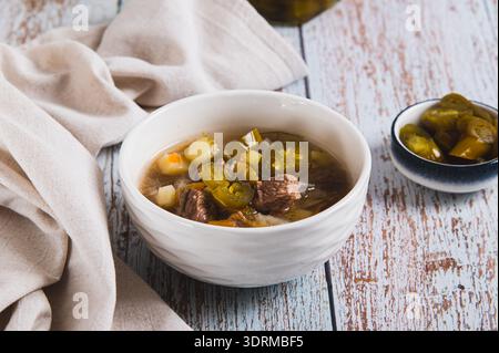 Deliziosa zuppa di cavolo con manzo e jalapeno in una ciotola sul tavolo Foto Stock