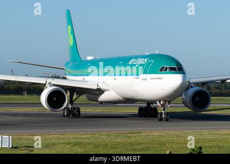 Aer Lingus A330-300 EI-FNH taxiing presso l'aeroporto di Dublino, Irlanda Foto Stock