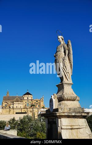 Arcangelo Raffaello di fronte alla Cattedrale Mezquita a Cordova, Spagna. Costruita come moschea (VIII secolo), cattedrale cattolica da allora Foto Stock