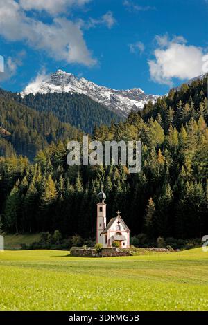 Chiesa di San Giovanni a Ranui con Geisler Group, Valle di Villnöss, alto Adige, Italia, Europa Foto Stock