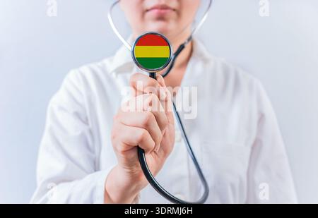 Medico donna con stetoscopio con bandiera boliviana. Sistema sanitario nazionale della Bolivia Foto Stock